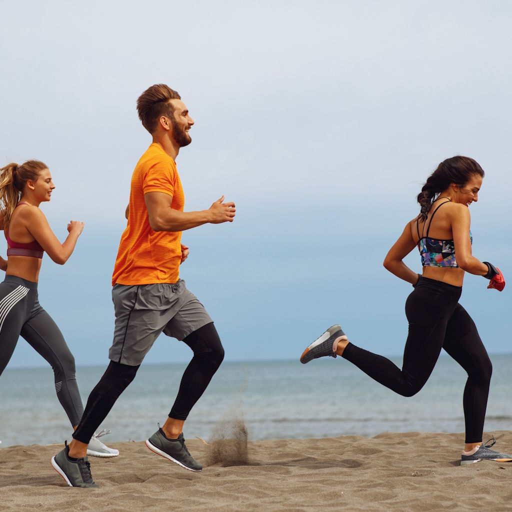 Leute die am Strand Joggen