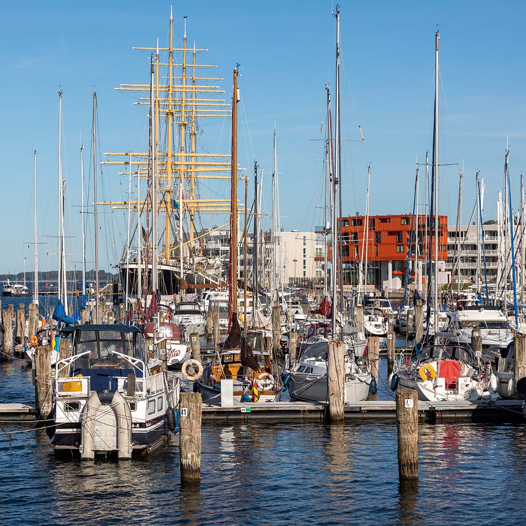 Die Marina von Priwall mit der Passat Viermastbark im Hintergrund